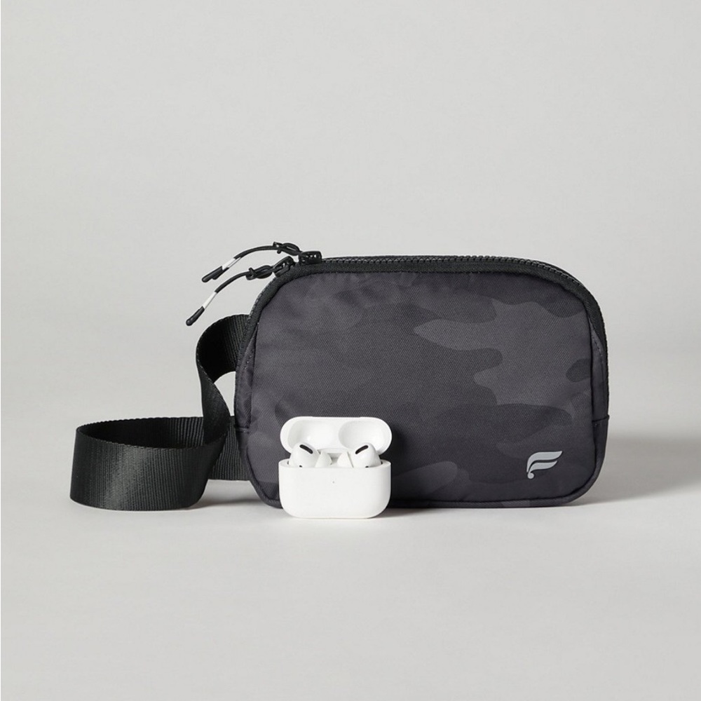 The belt bag  camo black color. Fabletics